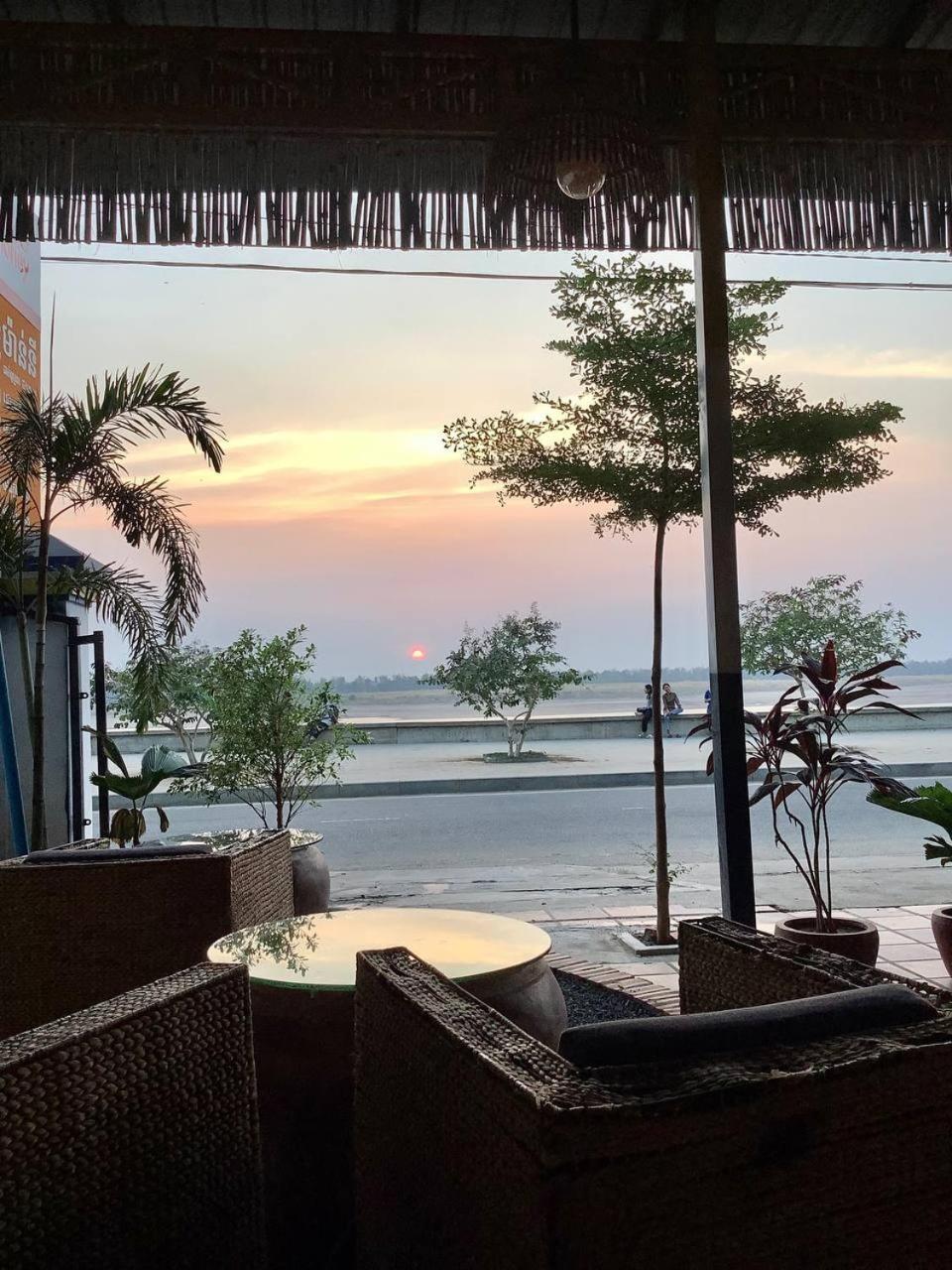 Le Tonle Hotel Кратие Екстериор снимка